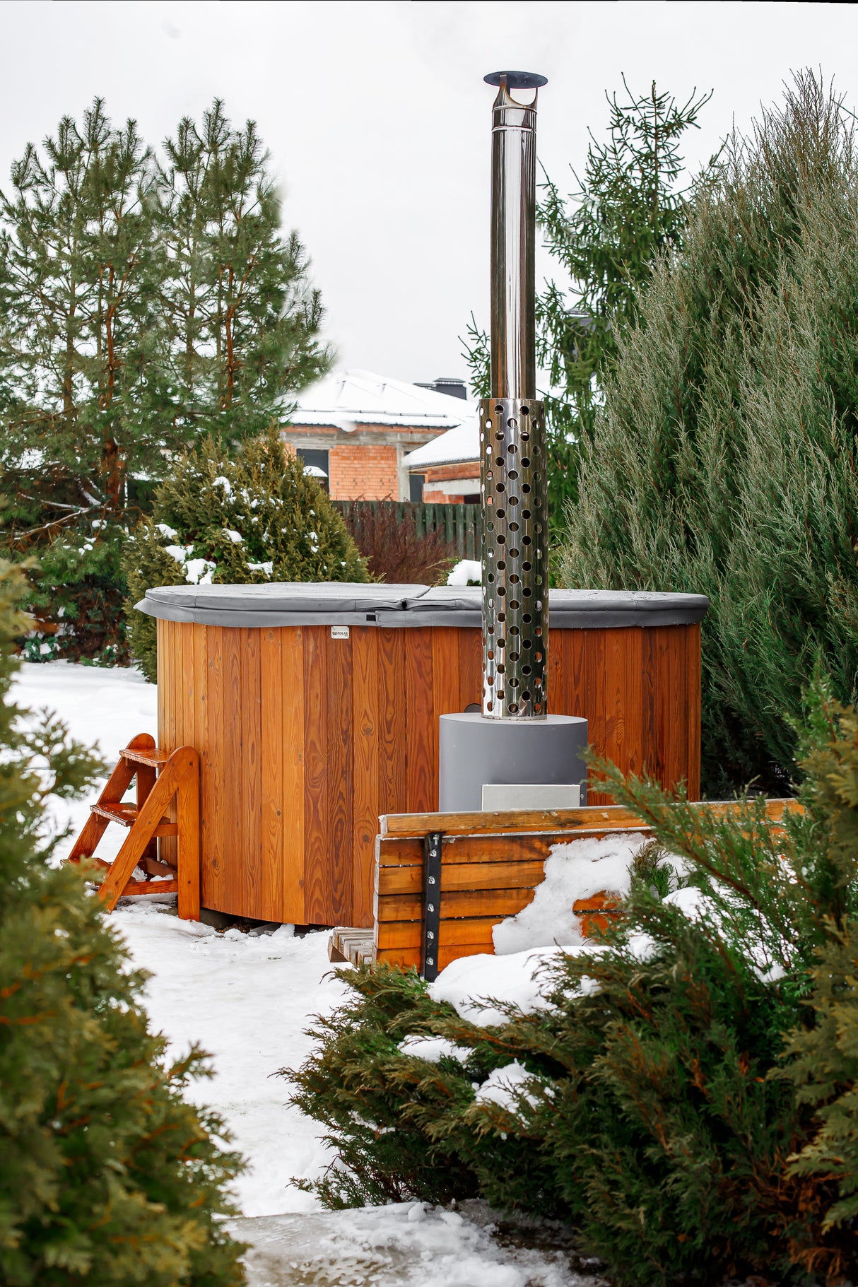 wellmia® Comfort 195 | Badefass Set mit externem 40 kW Ofen, Schornsteinsystem,Thermodeckel, Holzleiter und Ablagefläche | Ø 1.95 m