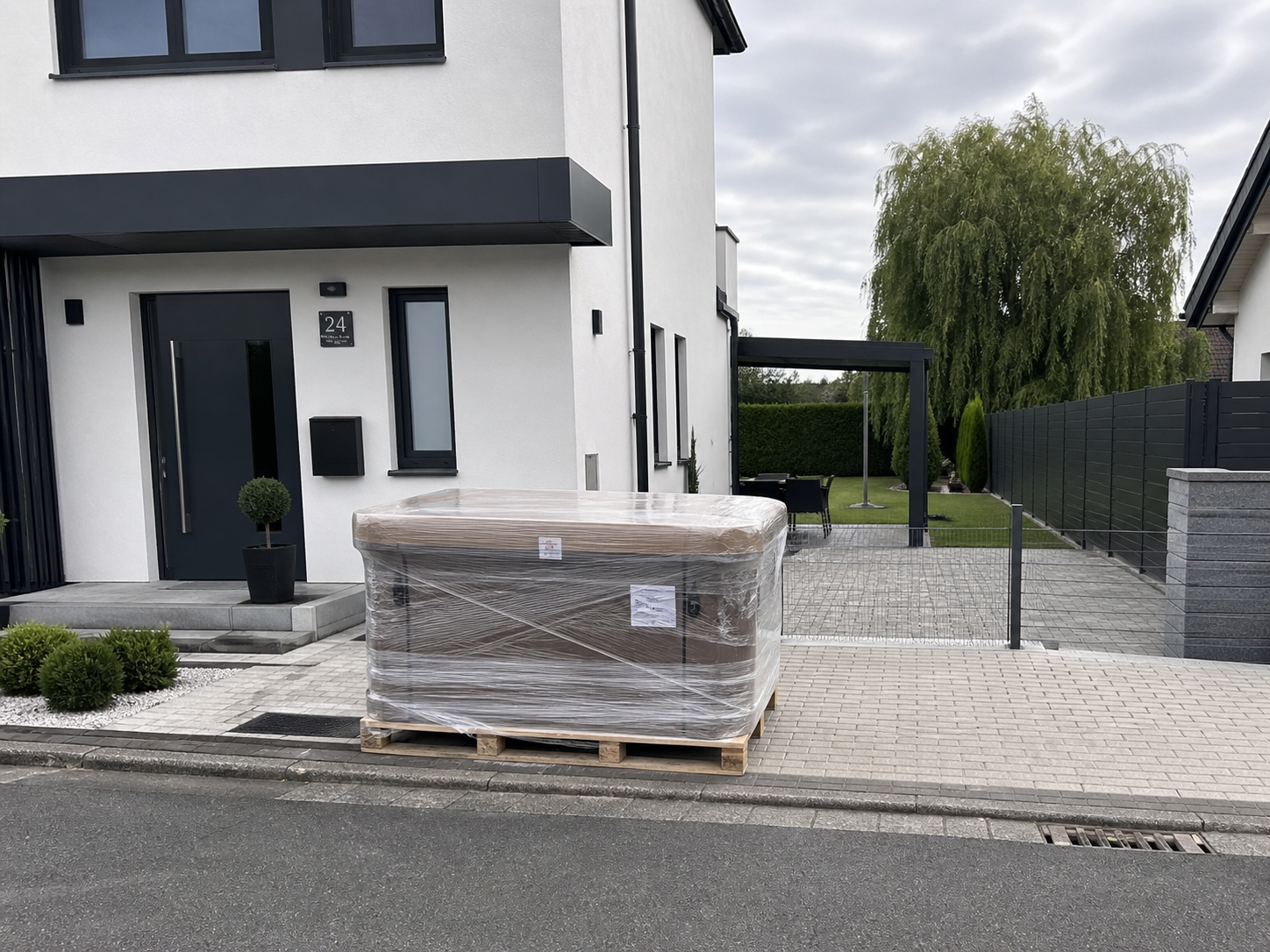 Hot Tub von der Bordsteinkante an die gewünschte Stelle